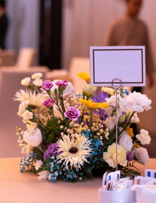 Colorful flower vases on the dining table At a company banquet at a luxury hotel.