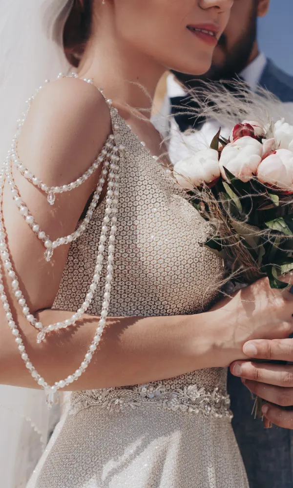 Untitled design (6) Beautiful brunette bride with stylish make-up in white dress with wedding bouquet